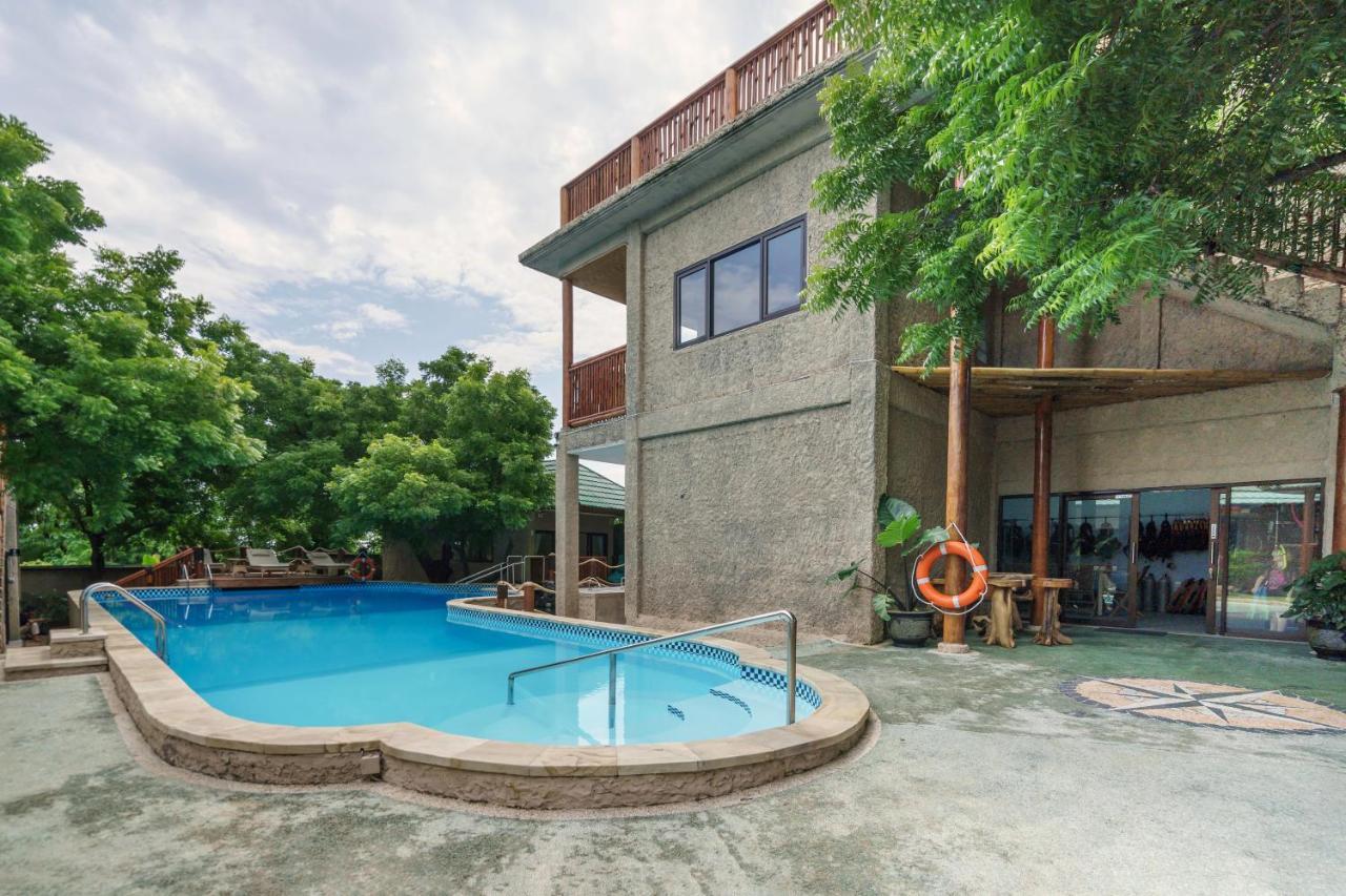 Lunar Dive Resort: Bamboo Villas Kubu Exterior foto