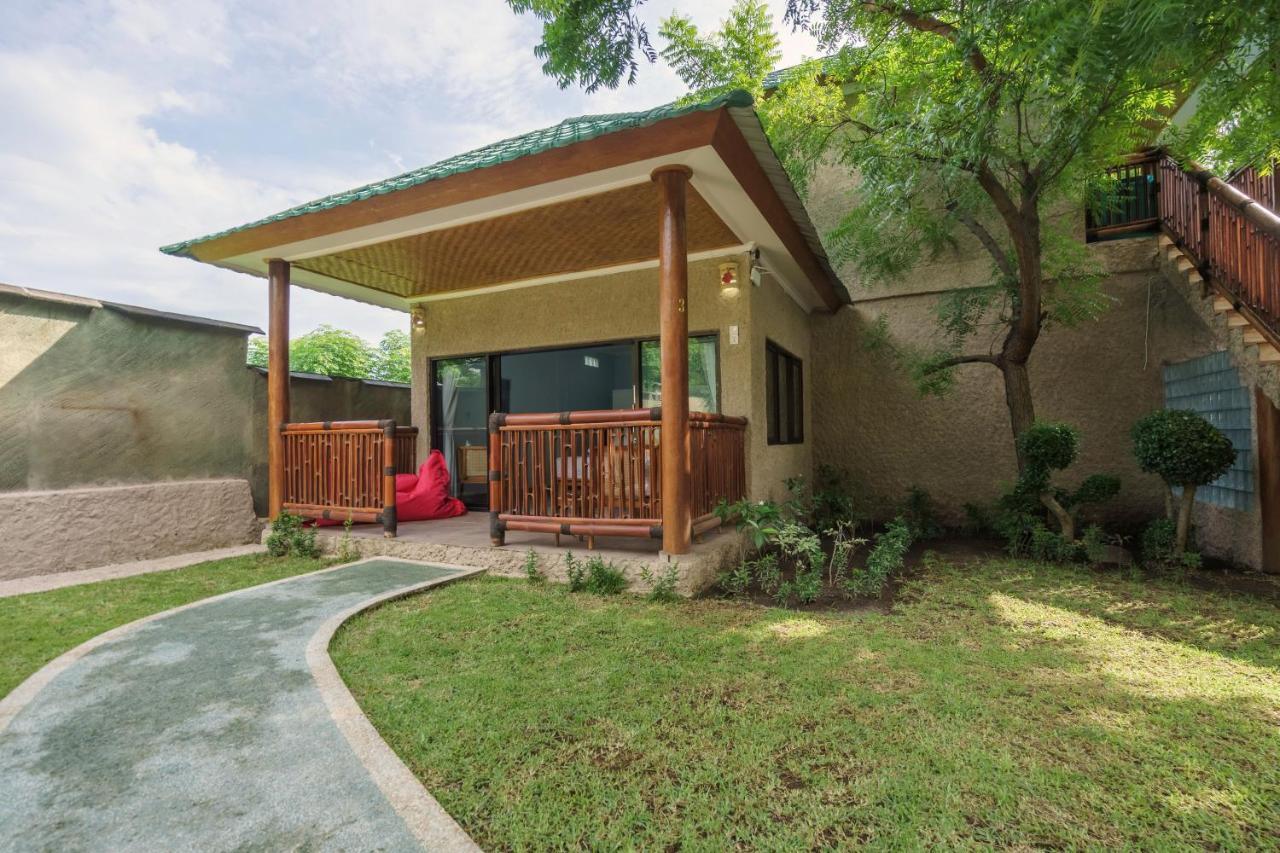Lunar Dive Resort: Bamboo Villas Kubu Exterior foto